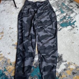 Old Navy Active Women‘s Camouflage Elevate Leggings Joggers M